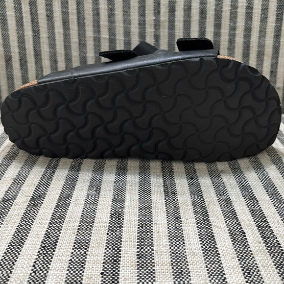 Birkenstocks- Size 39 Narrow footbed - Picture 3 of 3